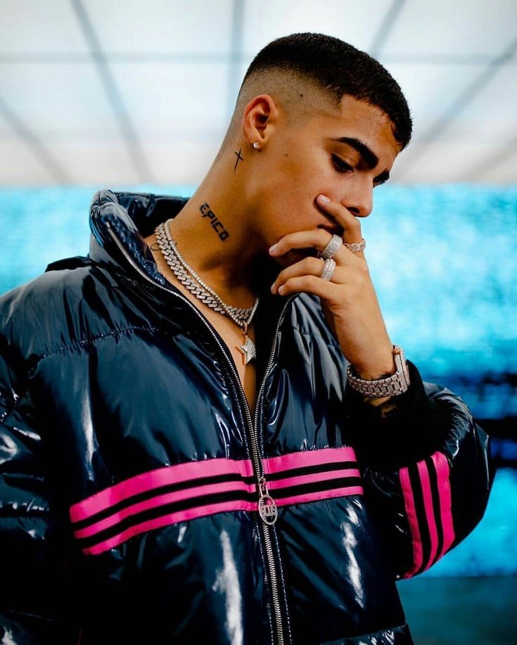 Lunay x CNCO — HOW IS HE REAL? 🥵 Men's Curly Hairstyles, Buzz Cut Hairstyles, Short Shaved Hairstyles, Classy Hairstyles, Cool Mens Haircuts, Haircut Pictures, Shiny Jacket, Mens Haircuts Fade, Corte De Cabelo Masculino