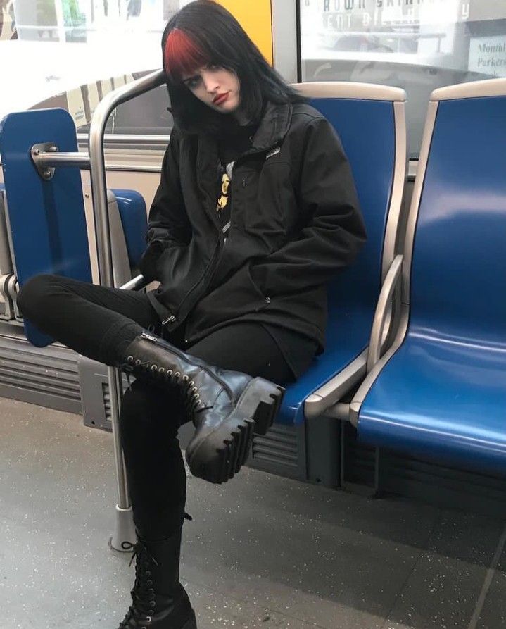 Metalhead Winter Outfit, Winter Metalhead Outfits, Metalhead Girl Outfits, Winter Emo Outfits, Black Metal Outfit, Edgy Poses, Cold Weather Aesthetic, Metalhead Outfits, Rocker Girl Outfits