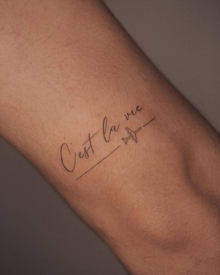 a person's arm with a tattoo that reads, est la vie on it