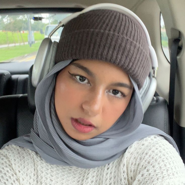 #hijabi #fashion #makeup #cyber #girls #aesthetic Hijab And Beanie Outfit, Beanie Hijab Style, Hijab And Beanie, Shein Headphones, Hijab With Headphone, Hijabi With Beanie, Hijab With Beanie, Hijab Guide, Beanie Hijab