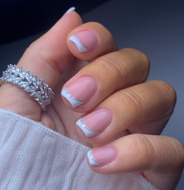 White Tips With Glitter Line, French Tip Nails 2023 Trends, Gel Manicure Ideas For Short Nails Summer French Tips, French Tip With Glitter Line, French Manicure With Glitter, French Tip Gel Nails, Summer Nails 2023, Summer Nail Colors, Natural Acrylic Nails