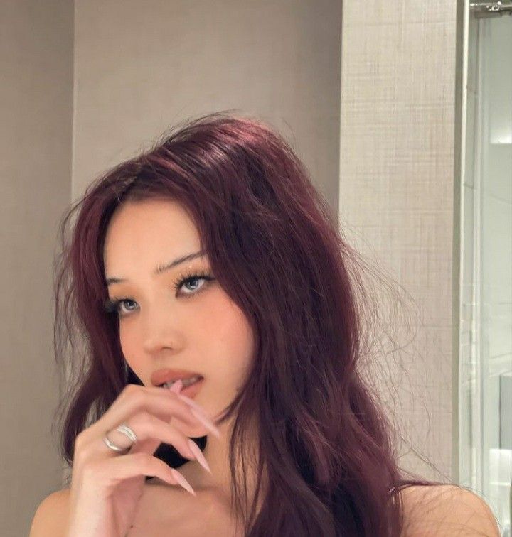 Isabella Valencia, Dark Cherry Hair, Kings Of Sin, Pelo Color Vino, King Of Pride, Black Cherry Hair, Cherry Hair Colors, Wine Hair Color, Hair Color Plum