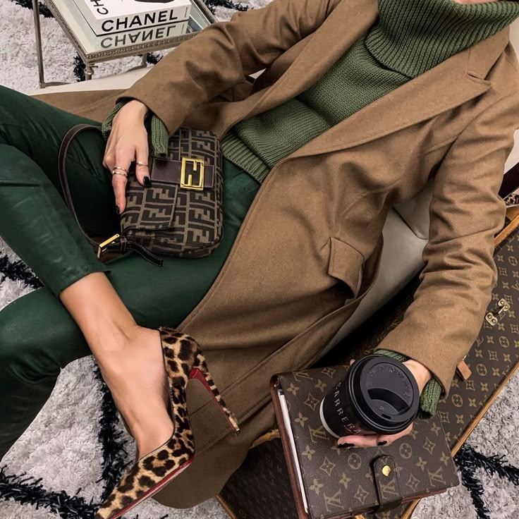 Outfit Verde, Outfit Chic, Color Analysis, Green Pants, �가을 패션, Fall Wardrobe, Fall Winter Outfits, Outfit Details, Look Fashion