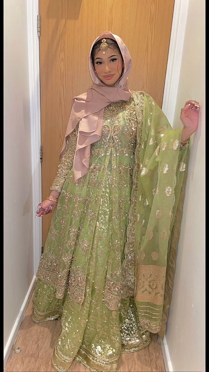 Hijab On Traditional Dress, Hijab With Traditional Dress, Desi Hijabi, Asian Fits, Pakistan Clothes, Trendy Cocktail Dresses, Desi Fits, Desi Dress, Desi Outfits