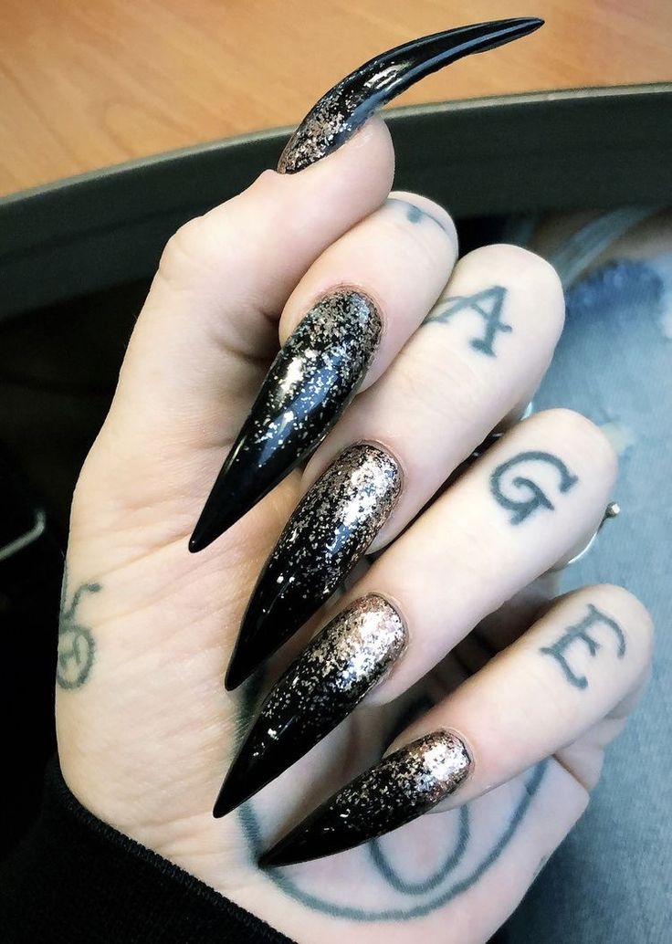 Long Black Stiletto Nails, Nails With Rose Gold, Ongles Goth, Black Prom Nails, Gold Stiletto Nails, Nail Halloween, Black Stiletto Nails, Witchy Nails, Nagellack Trends