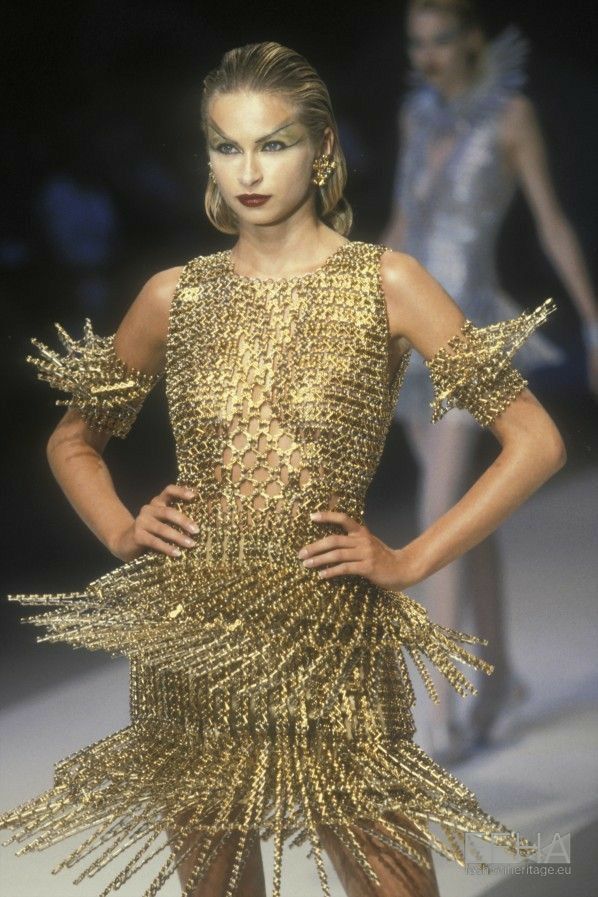 Couture Fashion Photography, Egyptian Inspired, Runway Fashion Couture, Chainmail Dress, Original Fashion, Summer Outfit Inspiration, Textiles Fashion, Paco Rabanne, Mode Vintage