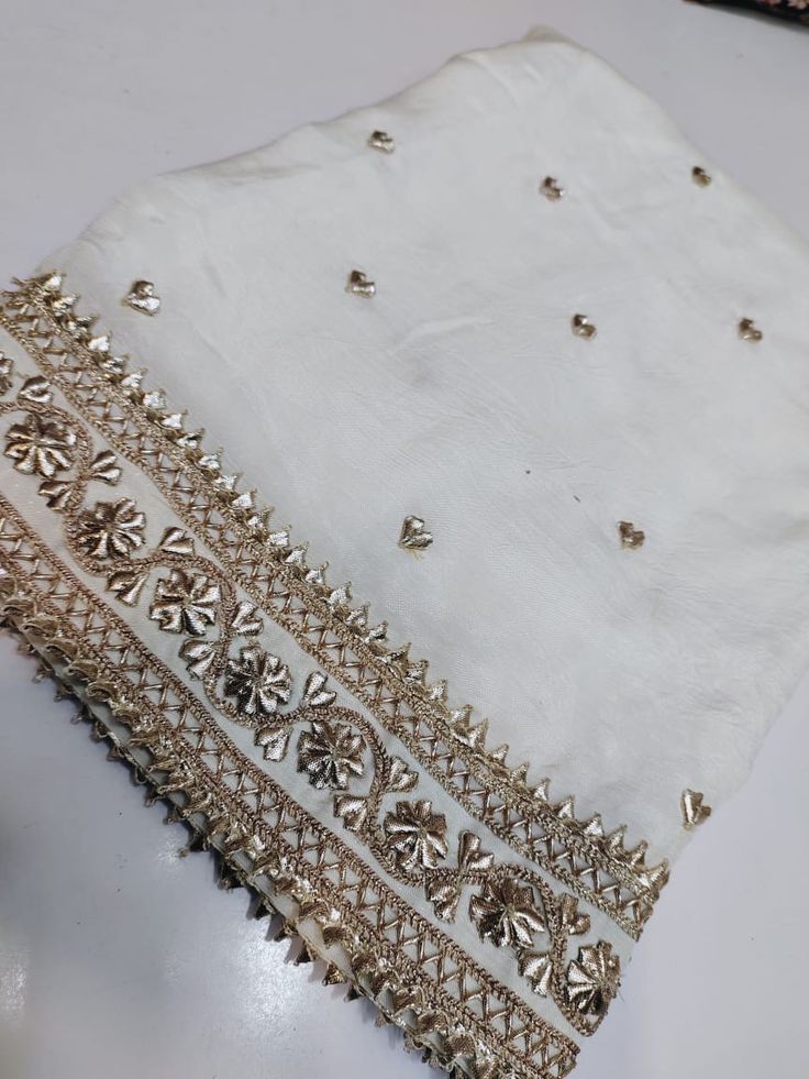 Latest Dupatta Designs, Dupatta Designs, Ladies Sangeet, Gold Work Embroidery, Hand Work Design, Gotta Work, Hand Embroidery Dress, Gotta Patti, Simple Kurta Designs