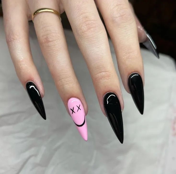 The Ultimate Halloween Nails Inspiration Easy Edgy Nails, September Nails Stiletto, Simple Punk Nails, Cute Edgy Nails, Avril Lavigne Nail Ideas, Alt Nail Inspo Almond, Short Goth Nails Ideas, Girly Goth Nails, Black Nail Designs Stiletto