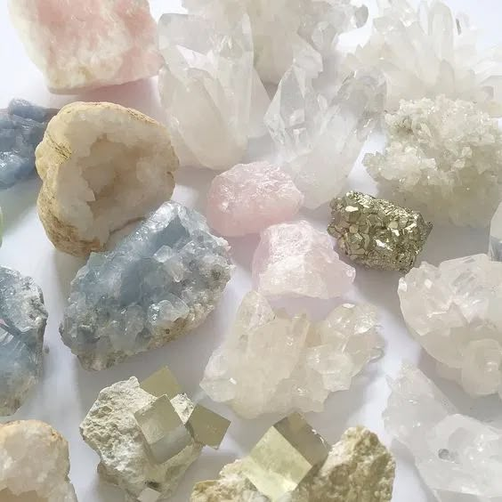 Crystal Room, Crystal Vibes, Crystal Aesthetic, Spiritual Crystals, Pretty Rocks, Quartz Geode, Cool Rocks, Crystal Magic, Quartz Cluster