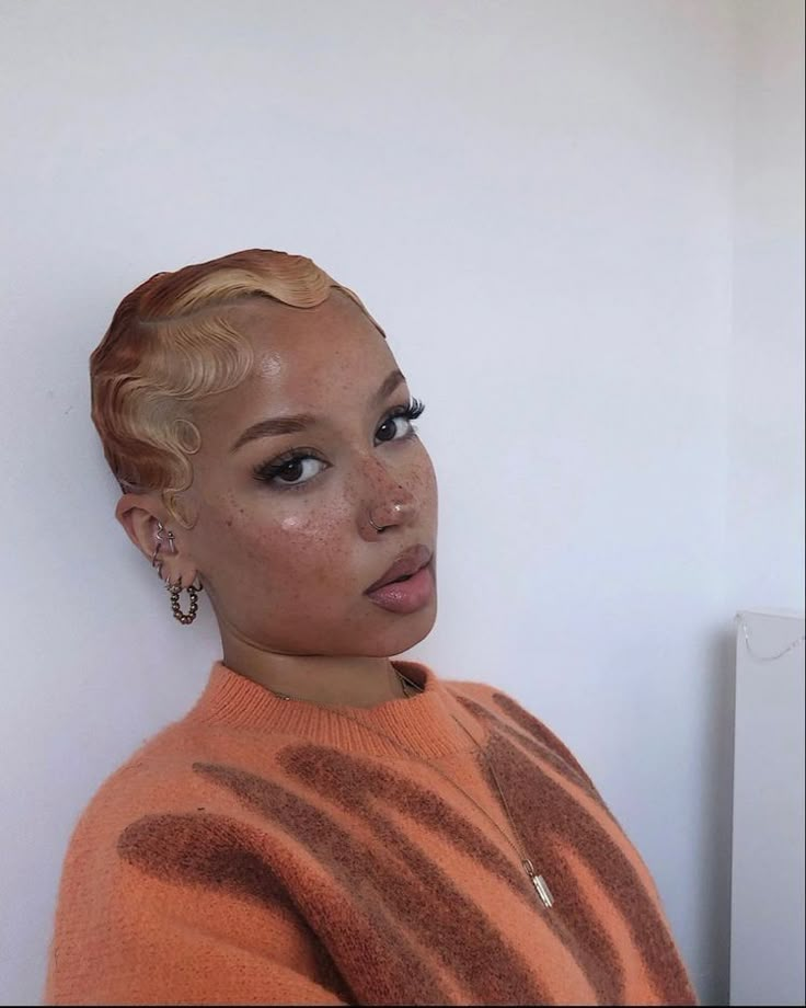 Split Dye Hair Ideas, Dye Hair Ideas, Ladies Short Hair, Split Dye Hair, Finger Waves Short Hair, Split Dye, Split Dyed Hair, Natural Hair Short Cuts, Short Hair Black