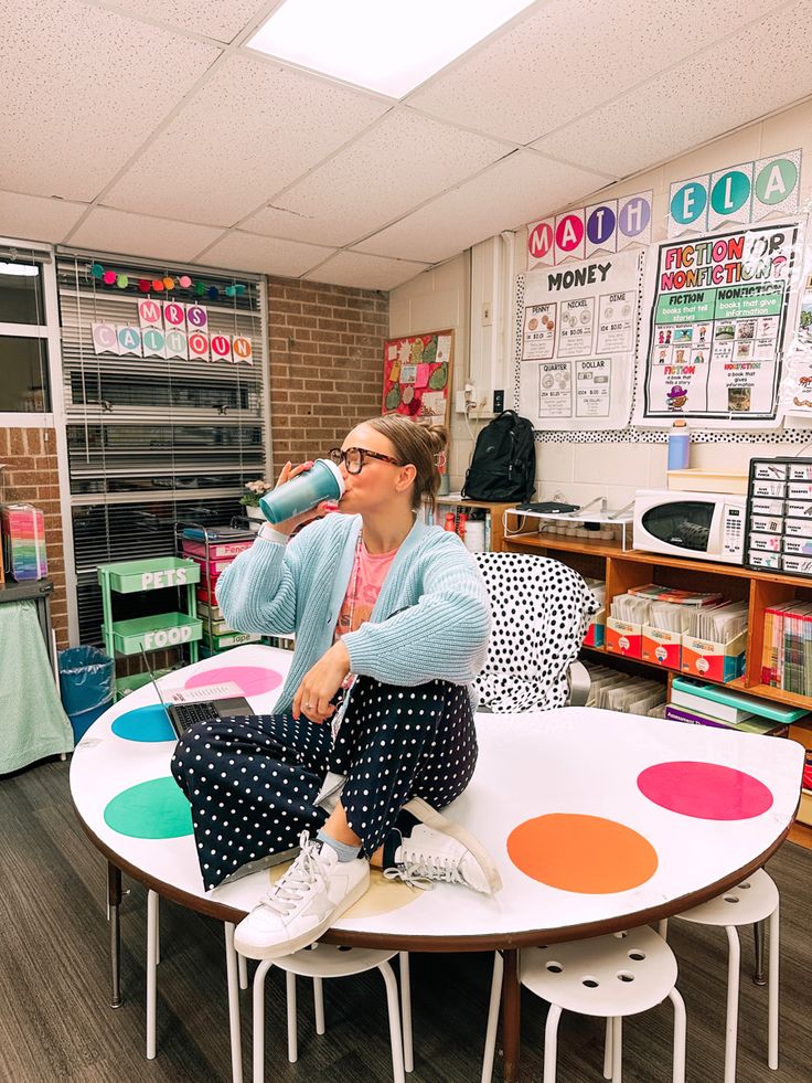 Kindergarten classroom Teacher Vision Board, Teaching Classroom Decor, Primary School Classroom, Teach Online, Teacher Tired, Teachers Room, Teacher Vibes, Teacher Aesthetic, Teacher Photo