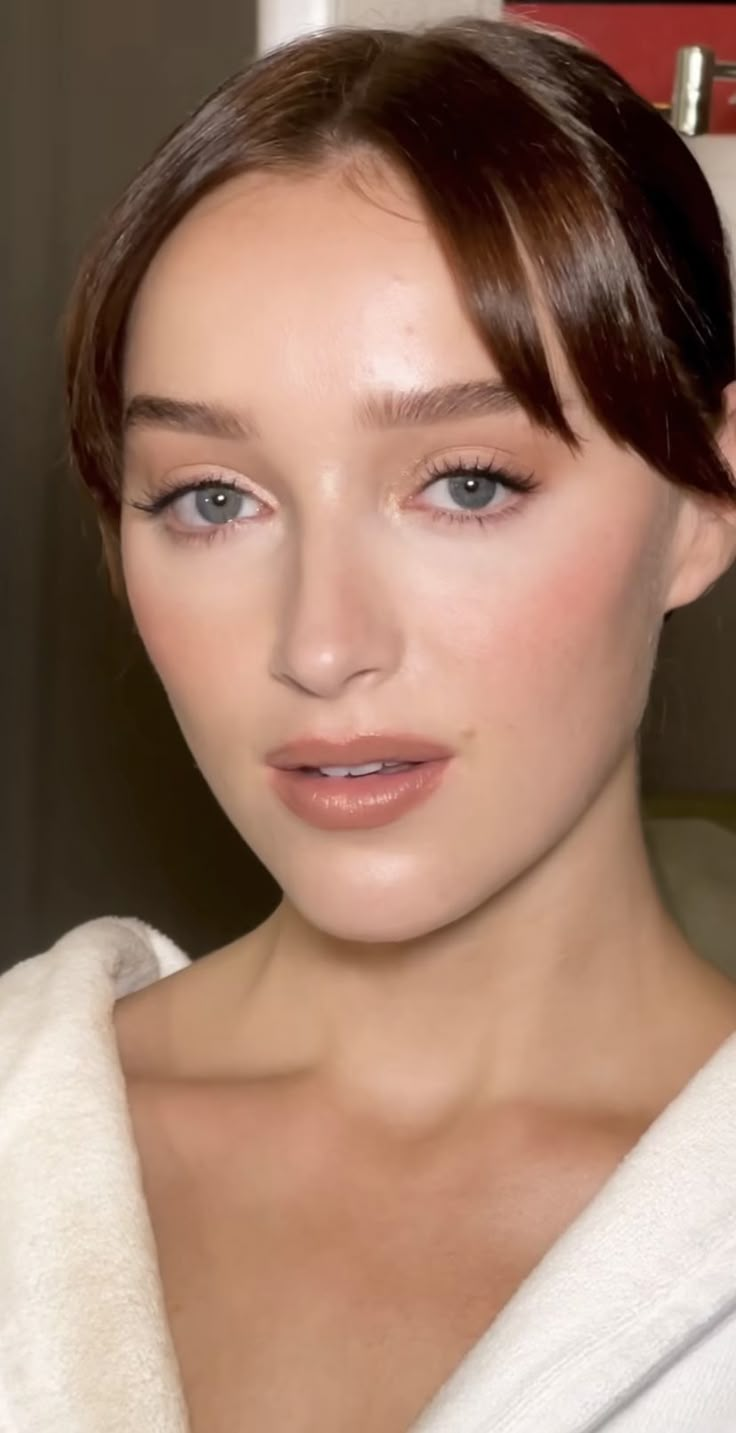 Phoebe Dynevor Charlotte Tilbury, Phoebe Dynevor Makeup, Dusty Rose Makeup, Glowy Dewy Skin, Occasional Makeup, Peachy Makeup Look, Big Gold Earrings, Nicole Felicia, Bold Lip Makeup