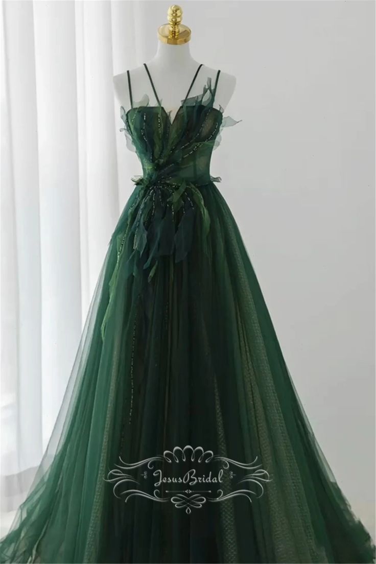 Green Prom Dresses 2023, Forest Green Prom Dress, Prom Dresses Spaghetti Strap, Yule Ball Dresses, Prom Dress Aesthetic, Dark Green Prom Dress, Green Prom Dresses, Emerald Green Prom Dress, Prom Dresses 2023