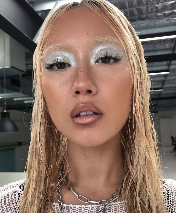 Runway Makeup Natural, Mosh Pit Makeup, Elevated Makeup Look, Pale Skin Eyeshadow, Silver Highlighter Makeup, Summer 2024 Makeup Trends, Light Summer Makeup Looks, Pale Makeup Looks, Nancy Photoshoot