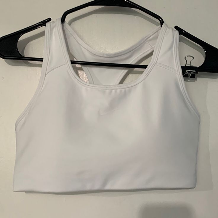 Conditions: Brand New Fitted White Gym Bra, Fitted White Workout Bra, White Athleisure Fitted Bra, White Fitted Workout Bra, White Fitted Bra For Gym, White Fitted Athleisure Bra, Fitted White Bra For Gym, Sporty White Summer Bra, Fitted White Nike Sports Bra