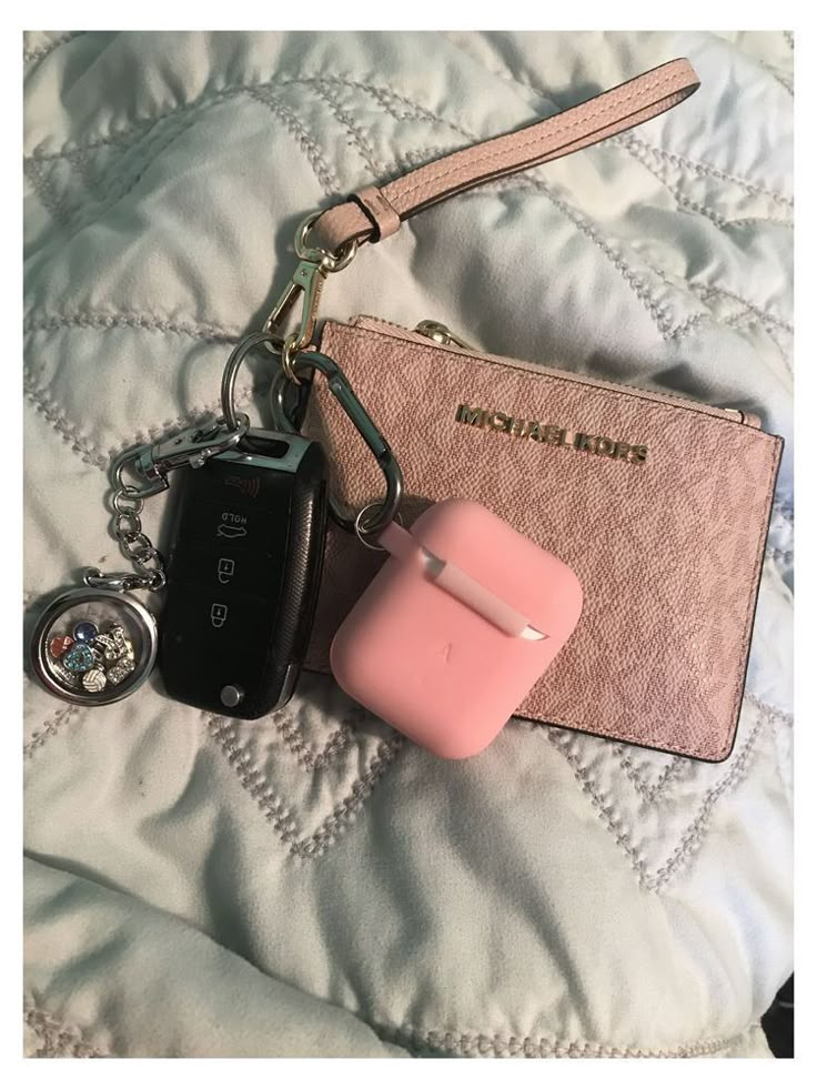 Girly Car Accessories Keys, Car Keychain Aesthetic, Car Keys Keychain Ideas, Car Keychain Ideas, Bracelet Michael Kors, Wallet Keychain, New Car Accessories, Girly Car Accessories, Girly Car