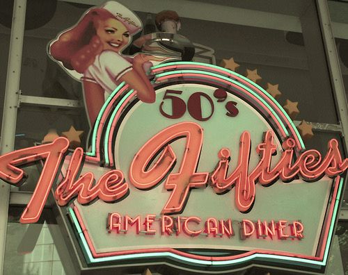 the sign for the fifties american diner is lit up