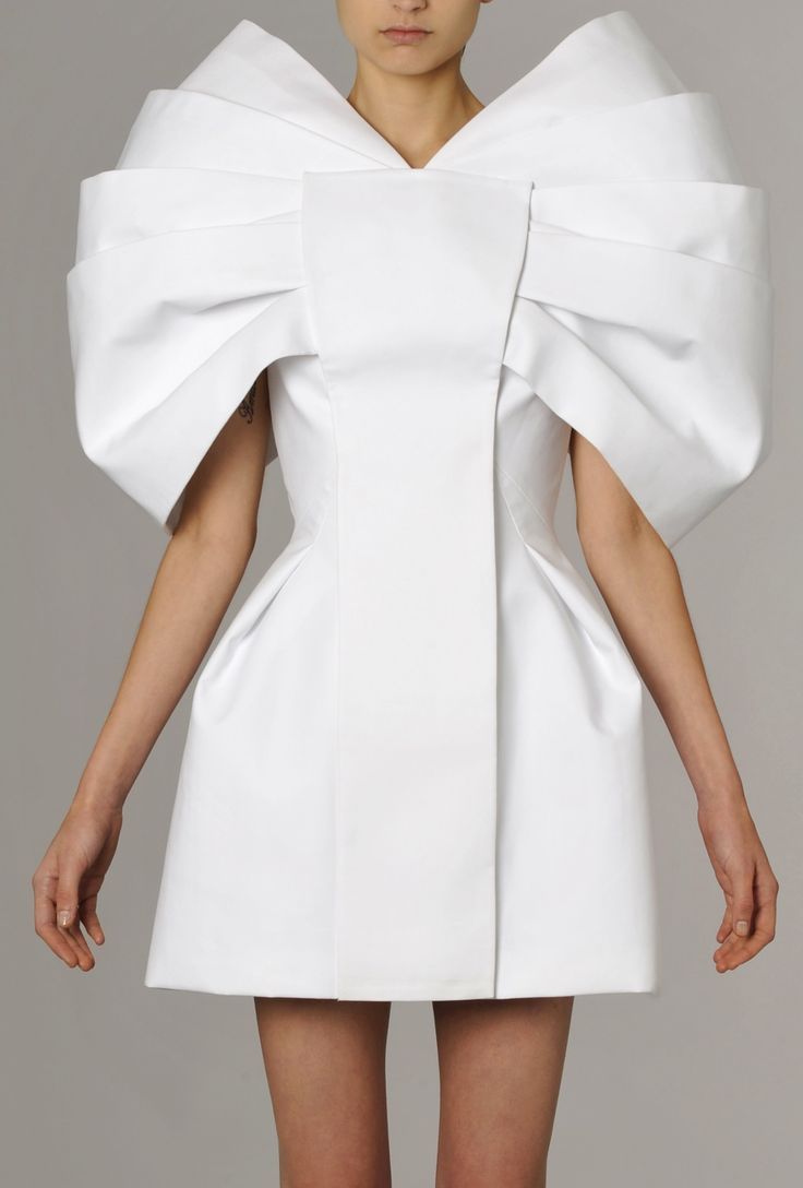 Sculptural Fashion - white dress with three-dimensional structured design, clean lines, symmetry and pleated texture; wearable art; fashion architecture // Dice Kayek: Mode Origami, Structured Fashion, Architectural Fashion, Dice Kayek, Structural Fashion, Robes Glamour, Origami Fashion, Sculptural Fashion, Fashion Architecture