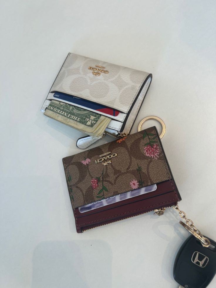 Coach Card Holder Wallet, Coach Keychain Wallet With Keys, Cute Cardholder Wallet, Wallet Astethic, Coach Keychain Wallet Aesthetic, Pretty Wallets For Women, Phone Wallet Aesthetic, Cute Designer Wallets, Designer Wallet Aesthetic