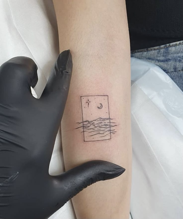 Tattoo studio Life Line 27 Tattoo, Abstract Tattoo Designs, Framed Tattoo, Minimal Tattoo Design, Ocean Tattoos, Petite Tattoos, Cool Small Tattoos, Modern Tattoos, 1 Tattoo