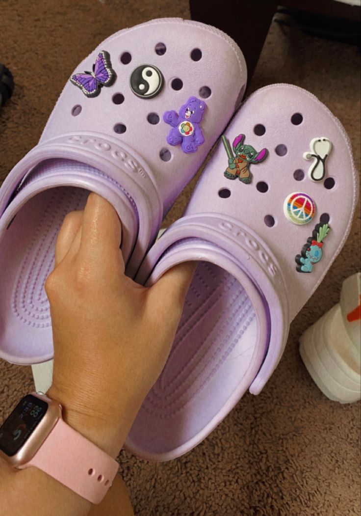 Cool Crocs, Crocs With Jibbitz, Crocs Aesthetic, Crocs With Charms, Purple Crocs, Crocs Fashion, Diy Sneakers, Crocs Jibbitz, Classy Shoes