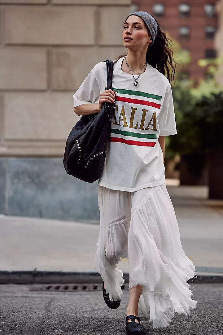 Summer In The City | Summer Clothes + Outfits | Free People Oversized Tee Outfit, Oversize Outfit, Cropped Graphic Tees, Graphic Tee Style, Graphic Tee Outfits, Oversized Graphic Tee, Cool Graphic Tees, Tshirt Outfits, Tee Outfit