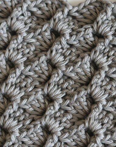 the crochet pattern is made up of two rows of yarn, with one row at the end