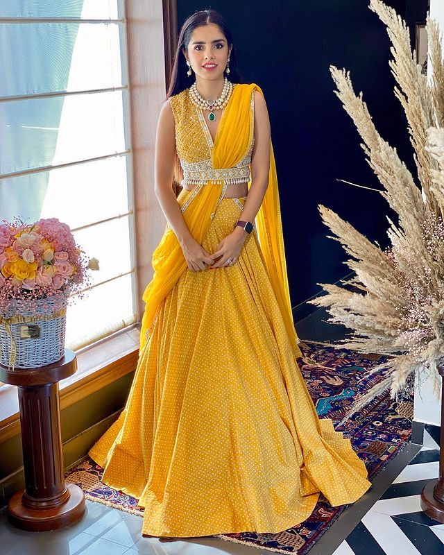 Haldi Look For Bride Sister, Haldi Outfits For Bride, Haldi Dress For Bride, Haldi Look For Bride, Haldi Dresses, Haldi Outfit For Bride, Haldi Dress Ideas, Mehendi Dresses, Haldi Look