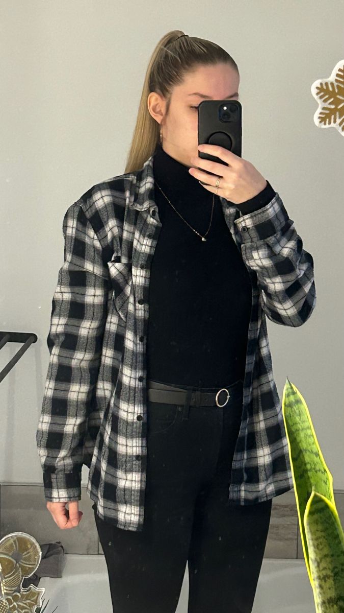 Outfits With Black Turtleneck Aesthetic, Shirts That Go With Black Jeans, How To Style Black And White Flannel, Flannel Turtleneck Outfit, Black And White Flannel Outfit Aesthetic, Turtleneck And Flannel Outfit, How To Style Check Shirts Women, Black And White Plaid Shirt Outfit, Turtleneck Outfit Casual