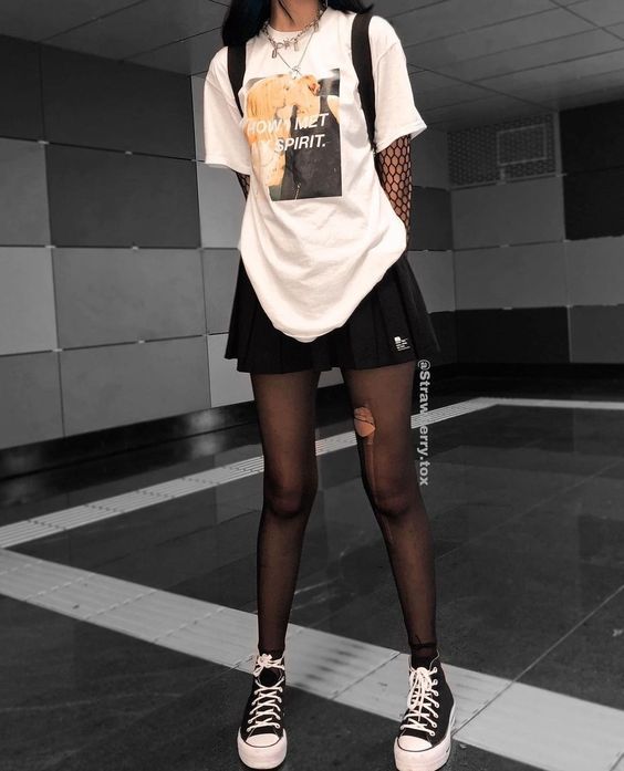 T-shirt and skirt go together very cool Soft Goth Fashion, Welcome To Instagram, Peony Aesthetic, Street Outfits, Egirl Outfits, Aesthetic Streetwear, My Mood, Wardrobe Tips, Outfits Chic