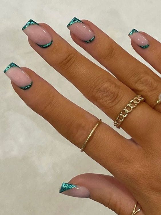 Shimmery green outline Nails That Go With An Emerald Dress, Nail Ideas With A Green Dress, Emerald Green Nail Designs Short, Emerald Nails Acrylic Short, Emerald Green Nail Art Designs, Emerald Green Nail Designs Simple, Ombre Emerald Green Nails, Emerald Green Pearl Nails, Wedding Nails For Green Dress