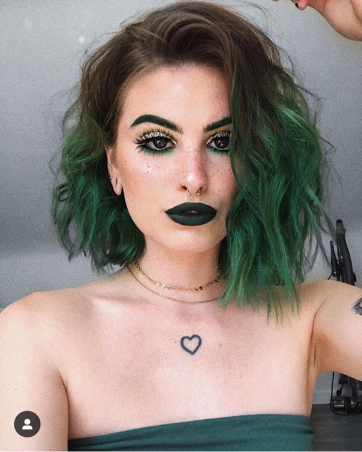 super cute brown to green ombre dyed hair @crankee_ on Instagram. we stan she suits it so welllllllll😍💚 Green Short Hair, Dyed Hair Ombre, Short Dyed Hair, Dyed Hair Pastel, Dyed Hair Blue, Dyed Hair Purple, Pink Hair Dye, Short Ombre Hair, Brown Hair Dye