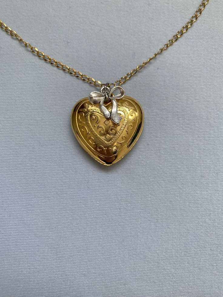 Aesthetic Gold Necklace, Jewelry Aesthetic Gold, Gold Jewelry Aesthetic, Locket Gold, Aesthetic Gold, Heart Accessories, Sandy Liang, Jewelry Accessories Ideas, Jewelry Aesthetic