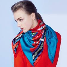 Beautiful vivid silk scarf Hermes Scarf Outfit, Tie A Scarf, Head Scarf Tying, Scarf Knots, Silk Scarf Style, How To Wear A Scarf, Scarf Outfit, Fashion Articles, Mode Casual