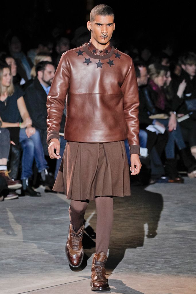 givenchy jupe homme kaki Mens Skirt, Men Skirt, Givenchy Menswear, Style Androgyne, Braided T Shirts, Guys In Skirts, Ricardo Tisci, Men Wearing Skirts, Men In Skirts