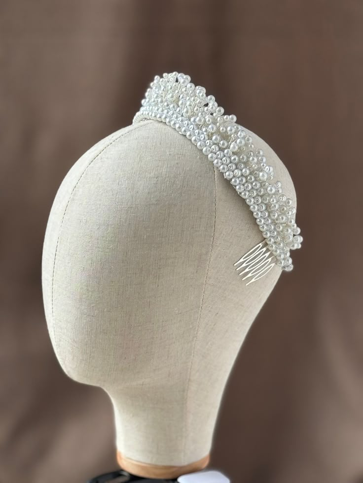 Cute pearl tiara crown for an impeccable wedding look. Every pearl is wired in with a big attention to every detail. Pearl Wedding Tiara, Pearl Accessories Wedding, 1940s Wedding, Bridal Crown Tiara, Pearl Bridal Headpiece, Pearl Crown, Autumn Wedding Ideas, Bead Hair, Wedding Glam