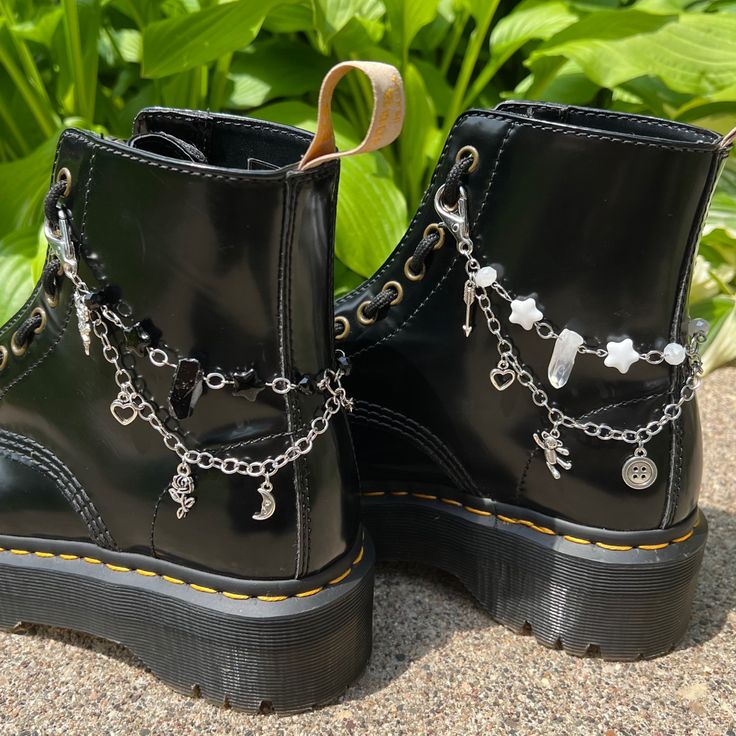 Boots Accessories, Cool Things To Make With Beads, Diy Combat Boots, Shoes With Chains, Diy Shoe Chain, My Shoes, Boots Shoes, Shoes Chain, Doc Martens Accessories