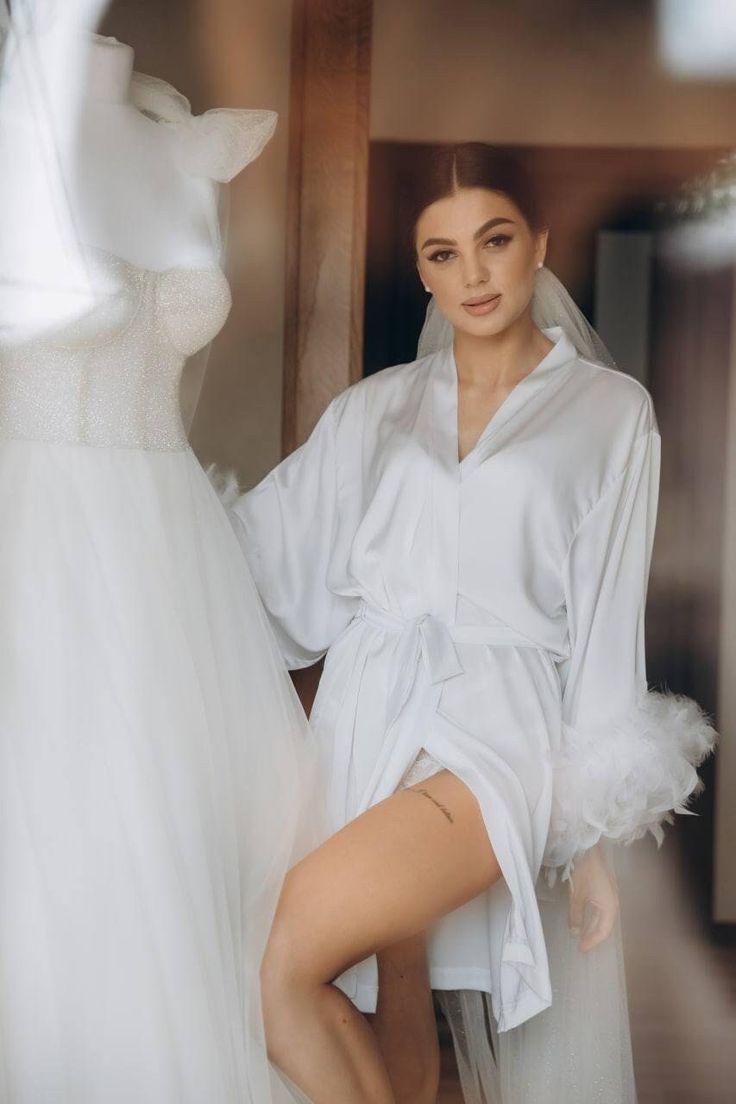 Make your wedding day morning even more special with our short silk wedding robe with feathers. Crafted from high-quality silk, this luxurious bridal robe is designed to make every bride feel elegant and comfortable as she prepares for her big day. The delicate feathers adorning the cuffs add a touch of glamour and uniqueness, making it a stunning choice for your wedding day photos.  * Length 85-90 cm / 33-35 in * Handmade * High-quality soft Armani silk * Made to measure * Feathers on buttons ( Robe With Feathers, Wedding Day Morning, Bride Dressing Gown, Robe Wedding, Wedding Kimono, Bridal Robe, Wedding Robe, Wedding Day Photos, Silk Robe