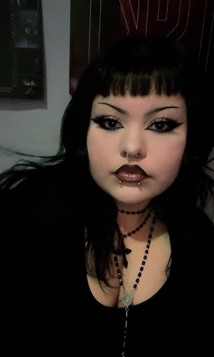 Plus Size Grunge Makeup, Plus Size Goth Makeup, Goth Makeup For Round Face, Goth Makeup Round Face, Soft Goth Makeup Grunge, Goth Baddie Makeup, Gothic Icons Aesthetic, Y2k Make Up, Goth Latina Makeup