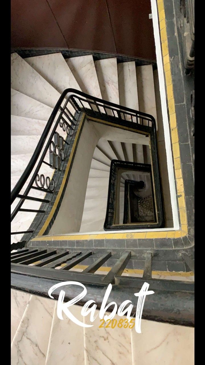 an image of a spiral staircase going up to the top floor with text reading rabatt 2009