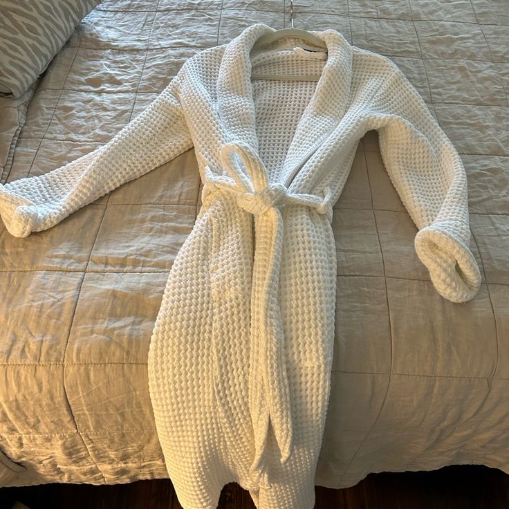 Brooklinen Dreamweave Waffle Robe. Good Quality. Christmas Gift That I Never Used. Winter White Sleepwear For Relaxation, White Winter Sleepwear For Relaxation, Elegant White Robe For Relaxation, Cozy White Robe For Relaxation, Elegant White Lounging Robe, White Cozy Sleep Robe, White Winter Sleep Robe, Cozy White Sleep Robe, Cozy White Robe For Winter