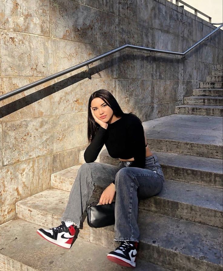 Jordan Outfits Womens, Tomboy Stil, Jordan Outfit, Nike Air Jordan 1 Retro, Streetwear Mode, Jordan Outfits, Foto Poses, Tomboy Style Outfits, Air Jordan 1 Retro High