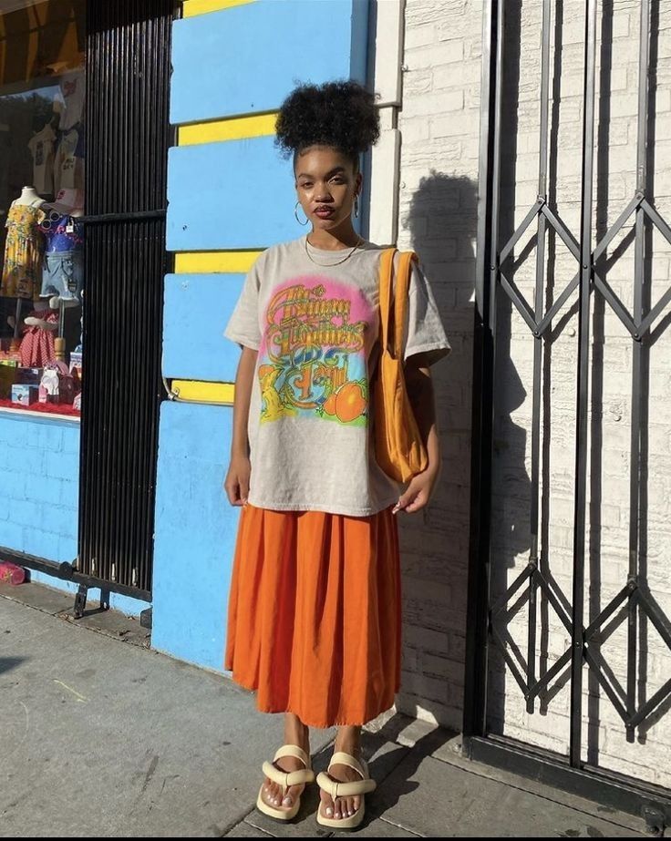 Artsy outfit inspiration. Graphic tshirt and skirt outfit. Art hoe aesthetic. Grey oversized Graphic tshirt. Orange loose maxi skirt. Flip-flop platforms. Orange totebag Thrifted Tshirt Outfits, Outfits With Tee Shirts, Los Angeles Fashion 2023, Professional Outfits Colorful, Summer Outfit Colorful, Windy Day Outfit Spring, Cool Street Fashion Summer, Norm Core Outfits, New York Street Style Summer