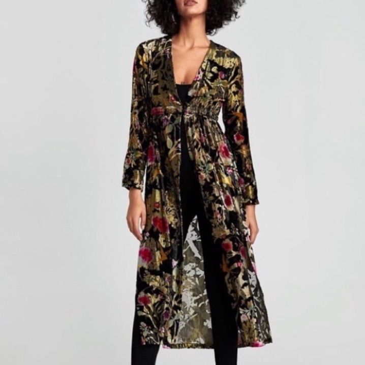 Excellent Preloved Condition - Still A Blogger Favorite! Wear Over Leggings, A Jumpsuit Or Jeans - Glam Meets Boho Duster That Dresses Up Any Outfit Semi Sheer Velvet Kimono Duster With Jewel Tones, Hummingbird And Flowers Print Style: Boho Glam Approximate Measurements 49” Length 24” Sleeve 19” Pit To Pit Questions? Leave A Comment Below! Kimono With Leggings, Zara Kimono, Sheer Duster, Hijab Stile, Dress Over Pants, Stile Hijab, Kimono Outfit, Mode Kimono, Over Dress