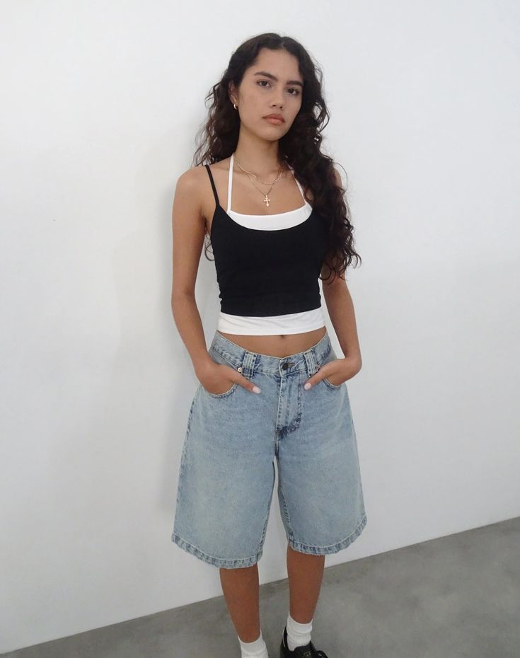 Summer Outfits With Crop Tops, Short Clothes Women Outfit, Layered Tank Tops Outfits, Black And White Layered Outfits, Cami Layering Outfit, Layer Tank Top Outfits, Styling White Shorts, Layer Outfits Summer, Cami Top Outfit Summer