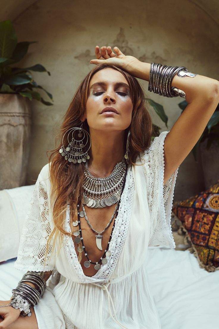 ╰☆╮Boho chic bohemian boho style hippy hippie chic bohème vibe gypsy fashion indie folk the 70s . ╰☆╮ Hippie Elegante, Bohemian Schick, Look Hippie Chic, Style Hippie Chic, Boho Jewels, Boho Mode, Lace Dress Boho, Estilo Hippy, Mode Hippie