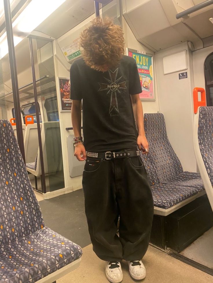 Cybergrunge Outfit Men, Drainer Core Outfits, Y2k Grunge Outfits Men, Male Manipulator Outfits, Drainer Style, Emo Fashion Men, Y2k Guys, Y2k Streetwear Men, Mens Y2k Fashion