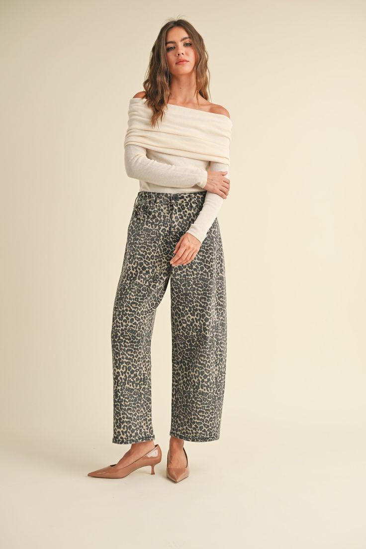 Leapord print barrel jeans, offers a relaxed fit. A mid rise fit, take your normal size and embrace a loser style. small: 25-27 medium 28-29 large: 30 Barrel Pants, Barrel Jeans, Chunky Jewelry, Style Pants, Simple White, Chic Accessories, Shoulder Sweater, White Top, White Tops