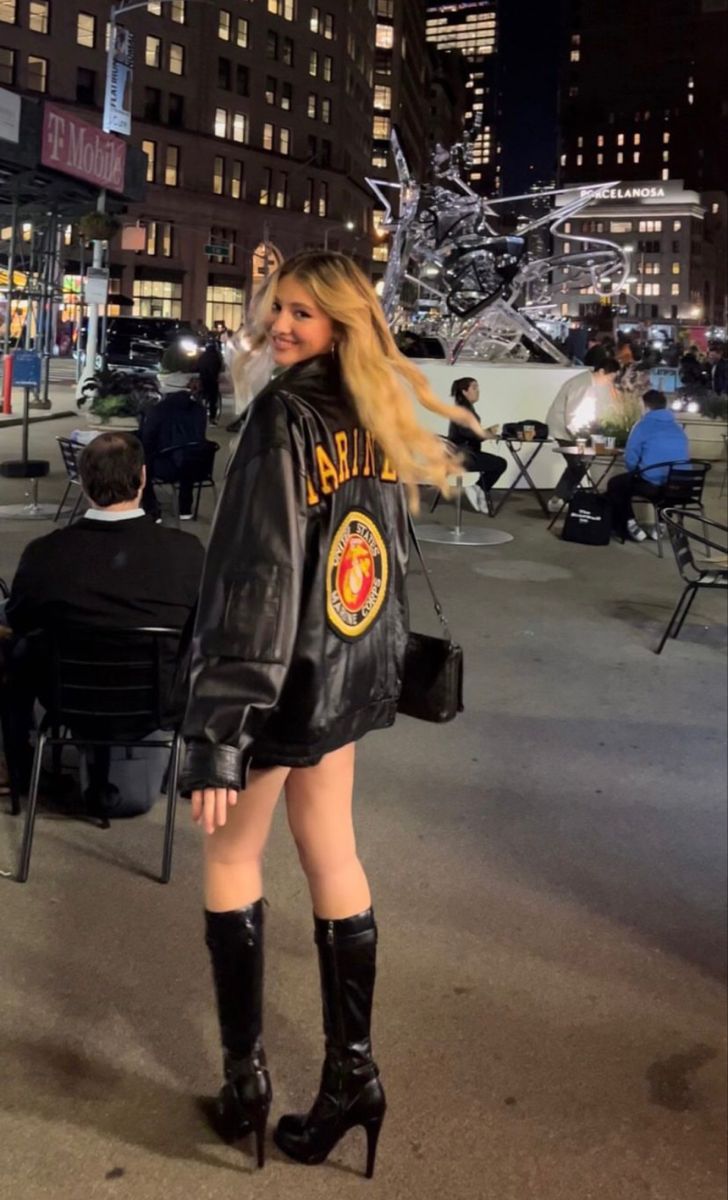 nyc it girl Night Out Photo Ideas Instagram, Scorpio Venus Style Outfits, Night Inspo Pics, Rockstar Girlfriend Outfit 90s, Aries Girl Aesthetic, Gemini Rising Style, Aries Outfits Aesthetic, Aries Aesthetic Outfit, Aries Venus Outfits