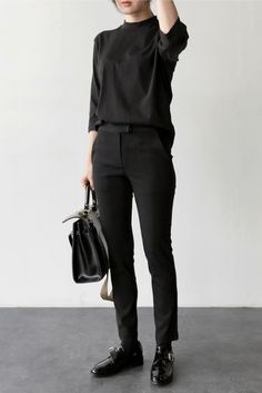 HONEY Minimalisticky Chic, Minimalist Outfits, Trousers Outfit, Black Wardrobe, Fotografi Vintage, Uni Outfits, Black Outfits, Fashion Friday, Mode Casual